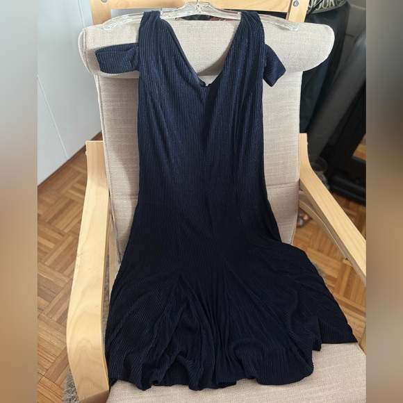 Hope & Harlow Dresses & Skirts - Women's Navy V-Neck Midi Dress